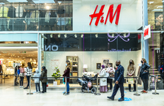903834 Afbeelding van winkelende mensen bij de kledingzaak H&M in het winkelcentrum Hoog Catharijne te Utrecht, waar de ...